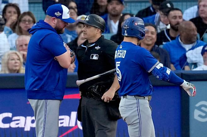 <yonhap photo-1697=""> Toronto Blue Jays' manager John Schneider argues a call with home plate umpire Mark Wegner during the second inning in Game 3 of baseball's World Series against the Los Angeles Dodgers, Monday, Oct. 27, 2025, in Los Angeles. (AP Photo/David J. Phillip)/2025-10-28 09:39:38/ <저작권자 ⓒ 1980-2025 ㈜연합뉴스. 무단 전재 재배포 금지, AI 학습 및 활용 금지></yonhap>