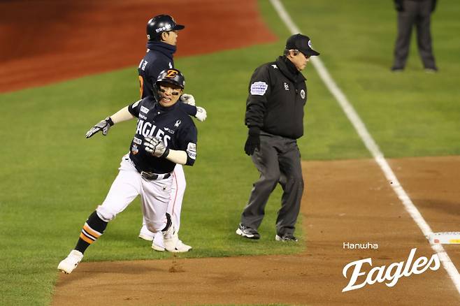 손아섭이 27일 잠실구장에서 열린 LG 트윈스와의 한국시리즈 2차전 1회 초 공격에서 하주석의 안타 때 홈으로 쇄도하는 모습. 그는 데뷔 19년 만에 우승을 염원하고 있다.&nbsp;