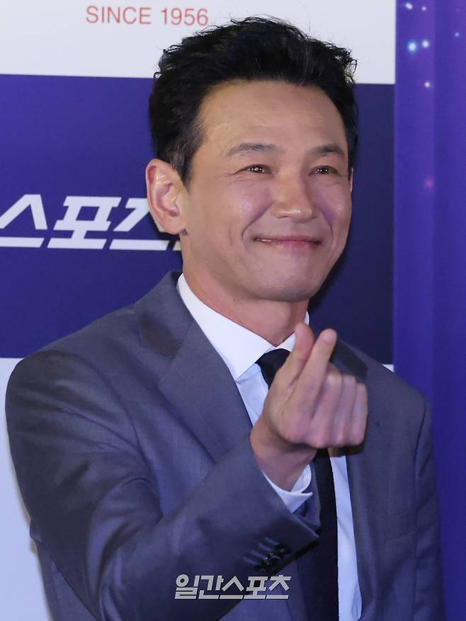 배우 황정민이 29일 오전 서울 영등포구 CGV여의도에서 열린 제46회 청룡영화상 핸드프린팅 행사에 참석해 포토타임을 갖고 있다. 이 행사에는 지난해 제45회 청룡영화상 수상자인 황정민, 김고은, 정해인, 이상희, 노상현, 박주현이 참석한다. 핸드프린팅은 청룡영화상의 전통적인 사전 행사로, 한 해 수상자들이 남긴 업적을 영구히 기념하는 의미 있는 자리이다. 서병수 기자 qudtn@edaily.co.kr /2025.10.29/