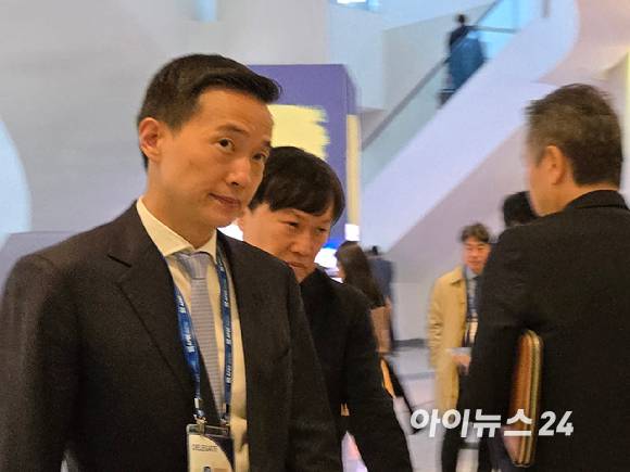 김동관 한화그룹 부회장이 29일 경주예술의전당에서 열린 한미 비즈니스 라운드 테이블 및 환영 만찬 참석을 위해 입장하고 있다. [사진=최란 기자]