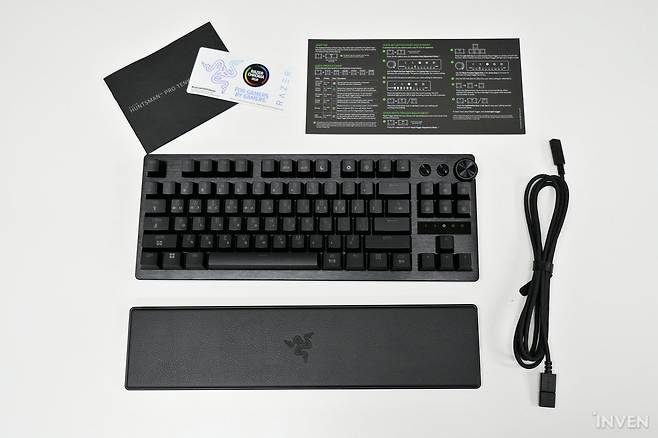 ▲ 키보드와 팜레스트, 연결 케이블과 설명서, 스티커와 기능을 좀 더 직관적으로 확인할 수 있는 추가 설명서까지