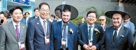 ‘갓’을 체험하며 부스투어를 하고 있는 김대중 전남 교육감, 임 교육감, 우즈베키스탄 루스탐 이사예프 부대사, 최교진 교육부 장관, 말레이시아 아흐맛 수하이미 사무차장(왼쪽부터). [사진 경상북도교육청]