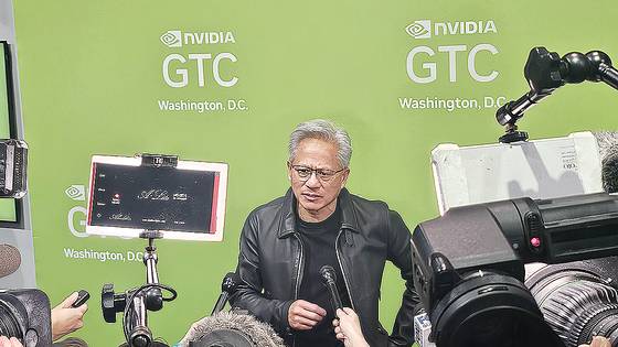 젠슨 황 엔비디아 최고경영자(CEO)가 28일(현지시간) 미국 워싱턴 DC 월터 E 컨벤션센터에서 개최한 기술 컨퍼런스 ‘GTC 2025’에서 기자들과 만나 취재진 질문에 답하고 있다. 워싱턴=김형구 특파원