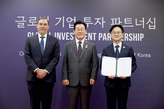 이재명 대통령이 29일 경북 경주예술의전당에서 열린 아마존웹서비스(AWS) 투자협약식에서 맷 가먼 CEO와 김정관 산업부 장관이 투자신고서를 들고 기념사진을 찍고 있다. 전민규 기자