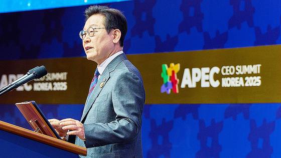 이재명 대통령이 29일 경북 경주 예술의전당에서 열린 아시아태평양경제협력체(APEC) 정상회의 최고경영자(CEO) 서밋 개회식에서 특별연설을 하고 있다. 사진 대통령실