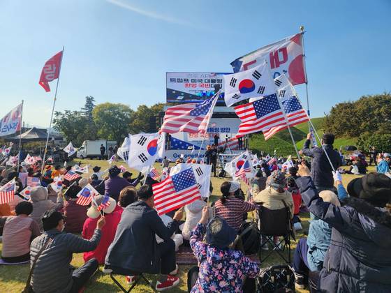 29일 오후 경북 경주시 황남동 내남네거리에서 환동해애국시민연대가 주최한 ‘경주 APEC 트럼프 미국 대통령 방한 환영 국민대회’가 진행되고 있다. 김정석 기자