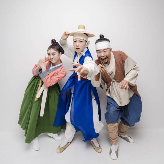 마당놀이 '홍길동이 온다' 의 삼충(홍승희)과 홍길동(이소연), 자바리(김학용). 사진 국립극장