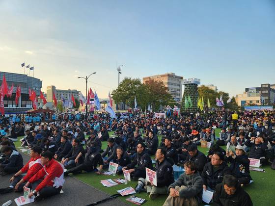 29일 오후 경북 경주시 옛 경주역 역사 앞 광장에서 민주노총을 비롯한 진보단체들이 트럼프 미국 대통령을 규탄하는 집회를 개최했다. 참가자 3000여 명이 광장을 메우고 있다. 김정석 기자