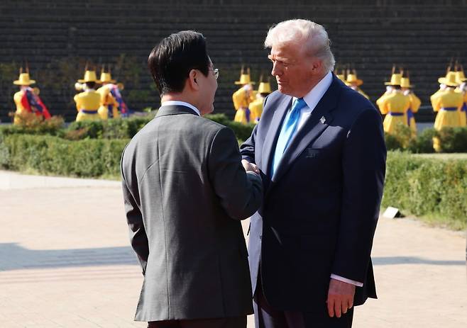 이재명 대통령이 29일 한미 정상회담을 위해 경북 경주국립박물관에 도착하는 미 트럼프 대통령을 맞이하고 있다. 대통령실사진기자단