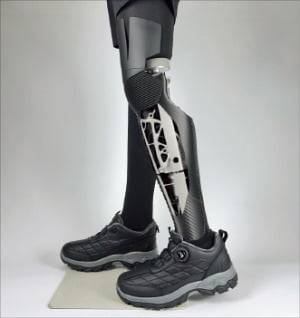 근로복지공단 재활공학연구소가 개발해 ‘제25회 인간공학디자인 대상’을 수상한 생체모사형 제너레이티브 의족.  근로복지공단 제공