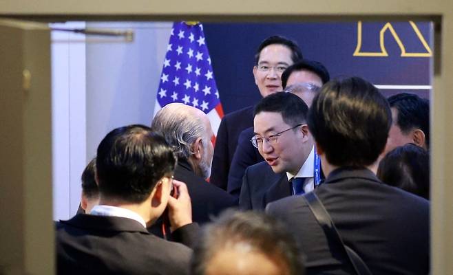 하워드 러트닉 미국 상무장관이 10월 29일 경북 경주예술의전당에서 열린 아시아태평양경제협력체(APEC) 정상회의 최고경영자(CEO) 서밋(Summit) 한미 비지니스 라운드 테이블 행사에서 이재용 삼성전자 회장, 구광모 LG그룹 회장 등과 인사를 나누고 있다. 사진=최혁 한국경제신문 기자