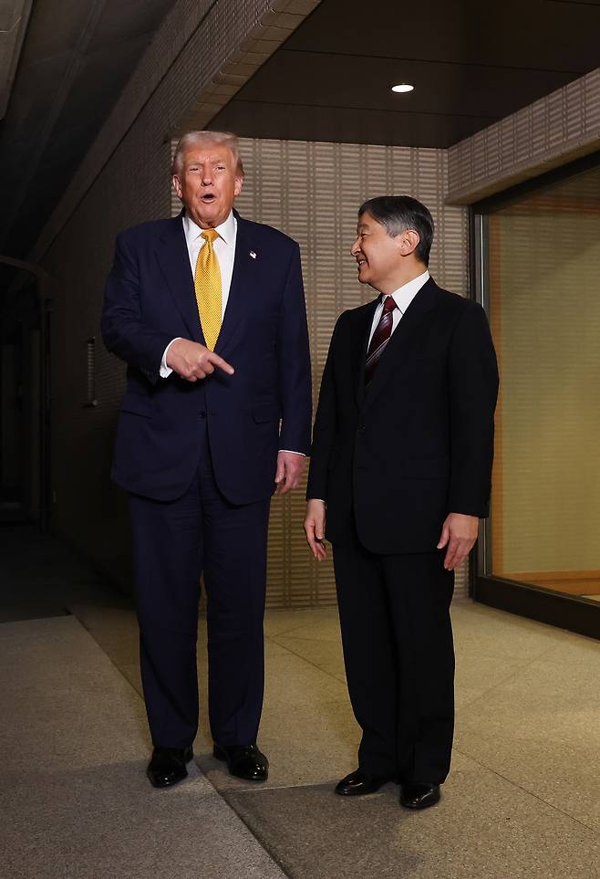 도널드 트럼프 미국 대통령이 지난 27일 일본 도쿄 일왕의 거처에서 나루히토 일왕과 회담한 뒤 기자들 앞에서 일왕을 손가락으로 가리키고 있다. AP연합뉴스