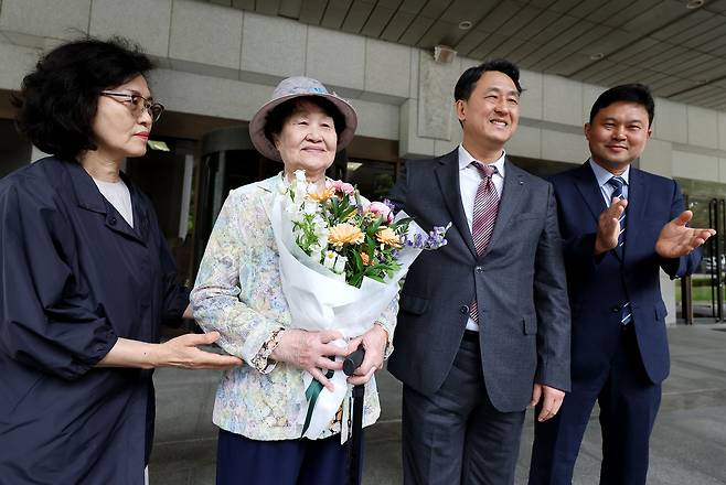 박정희 정권 당시 ‘통일혁명당 재건’위 사건에 연루돼 징역 17년 간 옥살이를 한 고 박기래 씨의 아내 서순자씨와 장남 박창선씨가 2023년 5월18일 오전 서울 서초구 대법원에서 열린 박 씨의 재심 상고심에서 무죄 판결을 받은 뒤 소감을 밝히고 있다. 연합뉴스