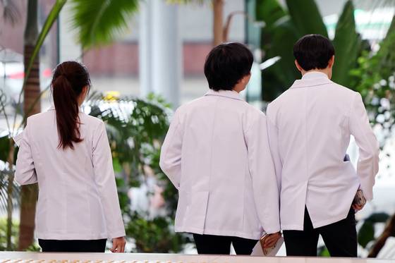 Medical staff are seen at a hostpial in Seoul on Sept. 1. [NEWS1]