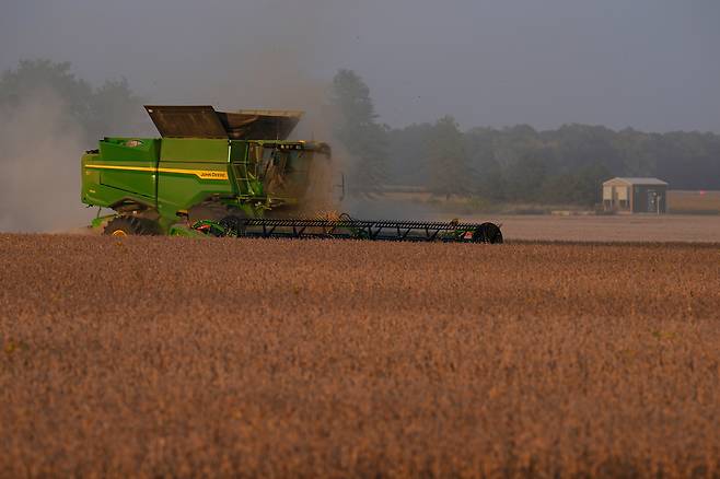 Soybeans are harvested on the Warpup Farm in Warren, Indiana on Sept. 17. [AP/YONHAP]