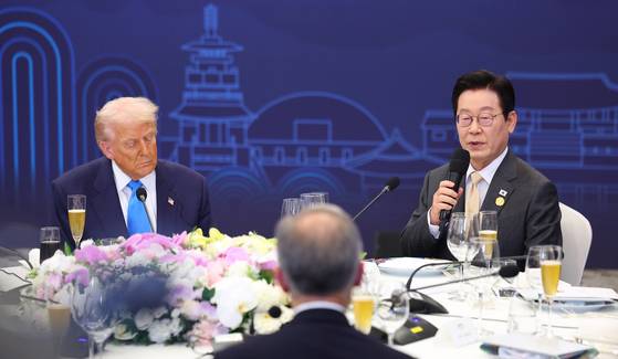 President Lee Jae Myung, right, and U.S. President Donald Trump, left, are seen during a special dinner hosted by Lee at Hilton Hotel in Gyeongju on Oct. 29. [JOINT PRESS CORPS]
