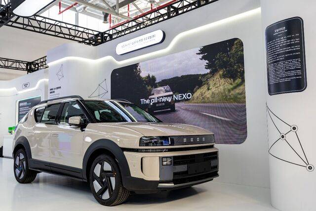 현대자동차의 신형 수소전기차 '디 올 뉴 넥쏘'(왼쪽)가 경주엑스포대공원 APEC 경제전시장 내에 있는 한류·첨단미래산업관에 전시돼 있다. 현대차그룹 제공