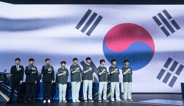 2023년 9월 11일 경기도 광명 아이벡스 스튜디오에서 열렸던 한국과 베트남의 e스포츠 국가대표 평가전 당시 모습. 경기에 앞서 한국 대표팀 선수단이 국민의례를 진행하고 있다. 한국e스포츠협회 제공