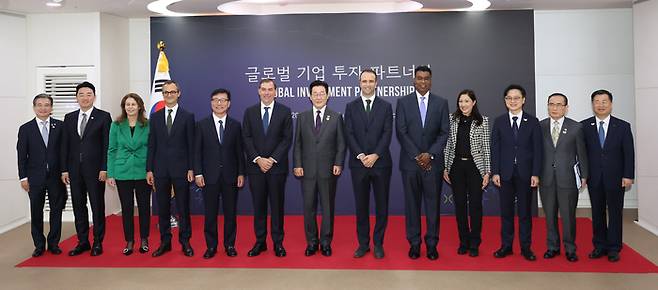 이재명 대통령이 29일 경북 경주예술의전당에서 열린 글로벌 기업투자 파트너십에서 참석자들과 함께 기념촬영을 하고 있다.

    김용범 대통령실 정책실장, 강훈식 대통령 비서실장, 카레나 칸실레리 유미코아 본사 배터리사업부 대표, 니콜라 푸아리앙 에어리퀴드코리아 대표, 이진안 앰코테크놀로지코리아 대표, 맷 가먼 아마존웹서비스(AWS) CEO, 이재명 대통령, 반 홀 코닝 한국 총괄사장, 뷔 트란 지멘스 헬시니어스 아태지역 CEO, 김정관 산업통상부 장관, 위성락 국가안보실장, 강경성 코트라 사장.  2025.10.29. 대통령실사진기자단  김호영기자