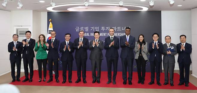 이재명 대통령이 29일 경북 경주예술의전당에서 열린 글로벌 기업투자 파트너십에서 참석자들과 함께 기념촬영을 하고 있다. 김용범 대통령실 정책실장, 강훈식 대통령 비서실장, 카레나 칸실레리 유미코아 본사 배터리사업부 대표, 니콜라 푸아리앙 에어리퀴드코리아 대표, 이진안 앰코테크놀로지코리아 대표, 맷 가먼 아마존웹서비스(AWS) CEO, 이재명 대통령, 반 홀 코닝 한국 총괄사장, 뷔 트란 지멘스 헬시니어스 아태지역 CEO, 김정관 산업통상부 장관, 위성락 국가안보실장, 강경성 코트라 사장.  2025.10.29. 대통령실사진기자단  김호영기자
