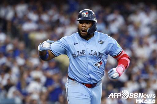 게레로 주니어는 투런 홈런을 때렸다. 사진(美 로스앤젤레스)=ⓒAFPBBNews = News1