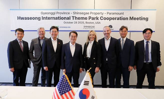 28일(미국 현지시각) 김동연 경기도지사(가운데 왼쪽)가 경기 서해안 관광벨트 거점으로 세계적 수준의 화성 국제테마파크 조성 본격화를 위해 관계자들과 회담을 마치고 기념촬영을 하고 있다./사진제공=경기도