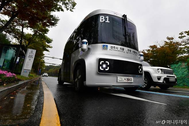 (경주=뉴스1) 최창호 기자 = 23일 APEC 3025 정상회의를 앞두고 경북 경주시가 정상회의장인 보문단지 일원에서 자율주행 셔틀버스를 운행하고 있다. 2025.10.23/뉴스1  Copyright (C) 뉴스1. All rights reserved. 무단 전재 및 재배포,  AI학습 이용 금지. /사진=(경주=뉴스1) 최창호 기자