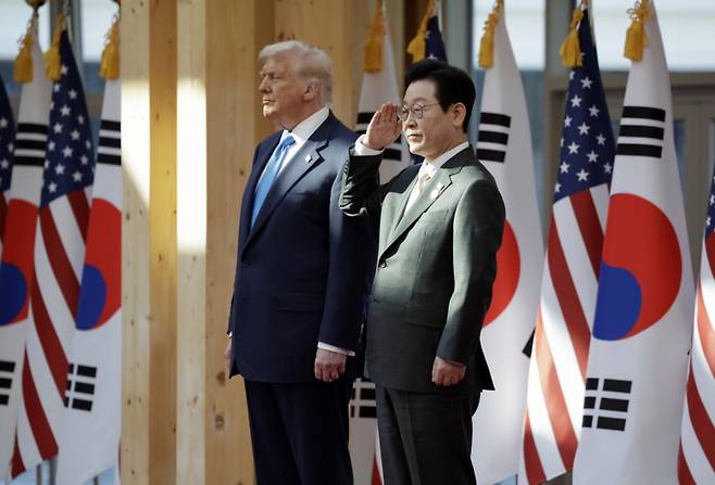 [경주=뉴시스] 최동준 기자 = 이재명 대통령이 29일 경북 경주박물관에서 열린 도널드 트럼프 미국 대통령 공식 환영식에서 거수 경례를 하고 있다. 2025.10.29. photocdj@newsis.com /사진=최동준