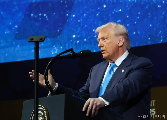 (경주=뉴스1) 김민지 기자 = 도널드 트럼프 미국 대통령이 29일 경북 경주 예술의전당에서 열린 '2025 아시아태평양경제협력체 최고경영자 서밋(APEC CEO SUMMIT)'에 참석해 정상 특별연설 하고 있다. (대한상공회의소 제공. 재판매 및 DB금지)/2025.10.29/뉴스1  Copyright (C) 뉴스1. All rights reserved. 무단 전재 및 재배포,  AI학습 이용 금지. /사진=(경주=뉴스1) 김민지 기자