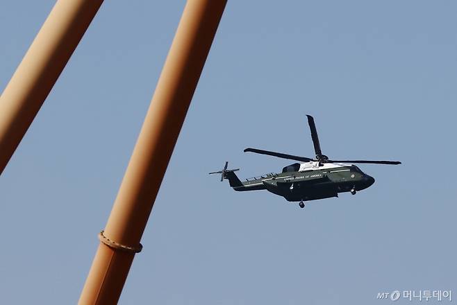 (경주=뉴스1) 김민지 기자 = 아시아태평양경제협력체(APEC) 정상회의에 참석하는 도널드 트럼프 미국 대통령이 탑승한 것으로 추정되는 헬기 마린원이 29일 오전 경주의 한 헬기 착륙장에 도착해 착륙하고 있다. 2025.10.29/뉴스1  Copyright (C) 뉴스1. All rights reserved. 무단 전재 및 재배포,  AI학습 이용 금지.