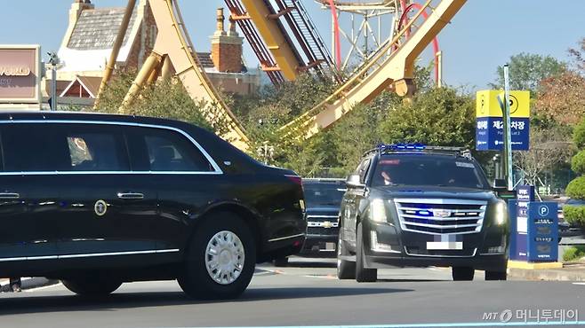 도널드 트럼프 미국 대통령의 경호 차량 행렬이 29일 경북 경주 보문관광단지 내 위치한 헬기장을 빠져 나오고 있다./사진=조성준 기자