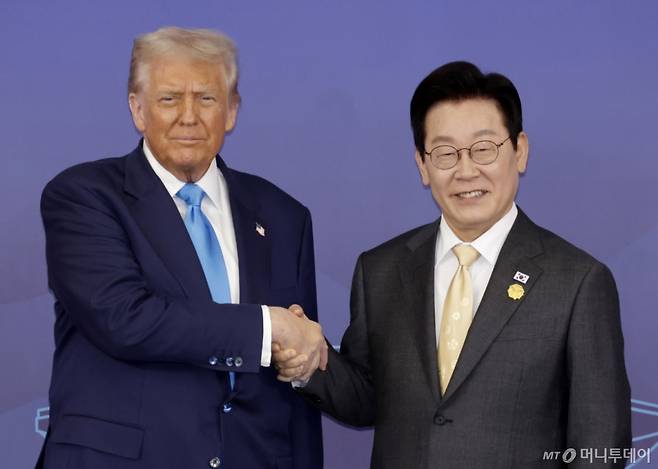 이재명 대통령과 도널드 트럼프 미국 대통령이 29일 경북 경주박물관에서 한미 정상회담 기념촬영을 하고 있다. / 사진=뉴시스