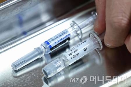 29일 서울 시내 한 이비인후과 의원에 코로나19 백신과 독감 백신이 놓여있다./사진=[서울=뉴시스] 권창회 기자