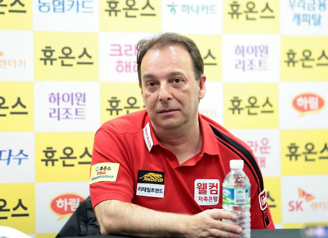 준우승을 차지한 다니엘 산체스가 우승자 김영원을 향한 칭찬을 아끼지 않았다. 사진은 지난 28일 경기 고양킨텍스 PBA스타디움에서 열린 2025-26시즌 6차 투어 휴온스 PBA-LPBA 챔피언십 PBA 결승에서 준우승을 차지한 산체스(왼쪽)의 모습. /사진=프로당구협회(PBA) 제공