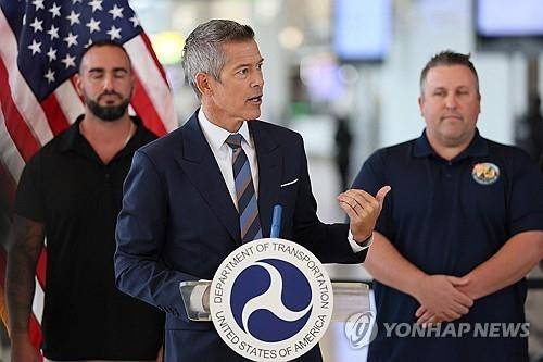 기자회견 하는 숀 더피 미 교통부 장관 AFP 연합뉴스