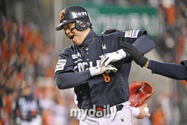 27일 서울 잠실야구장에서 열린 2025 신한 SOL 뱅크 KBO 한국시리즈 2차전' 한화 이글스와 LG 트윈스 경기. 한화 노시환이 1회초 1사에 백투백 홈런을 친 후 그라운드를 돌고 있다./잠실=곽경훈 기자 kphoto@mydaily.co.kr