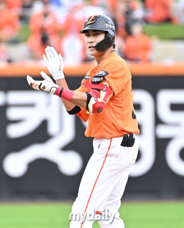 18일 오후 대전광역시 중구 대전 한화생명볼파크에서 진행된 '2025 프로야구 KBO리그 포스트시즌' 플레이오프(PO) 1차전 한화이글스와 삼성라이온즈의 경기.한화 심우준이 6회말 선두타자로 나서 2루타를 친 뒤 환호하고 있다./마이데일리