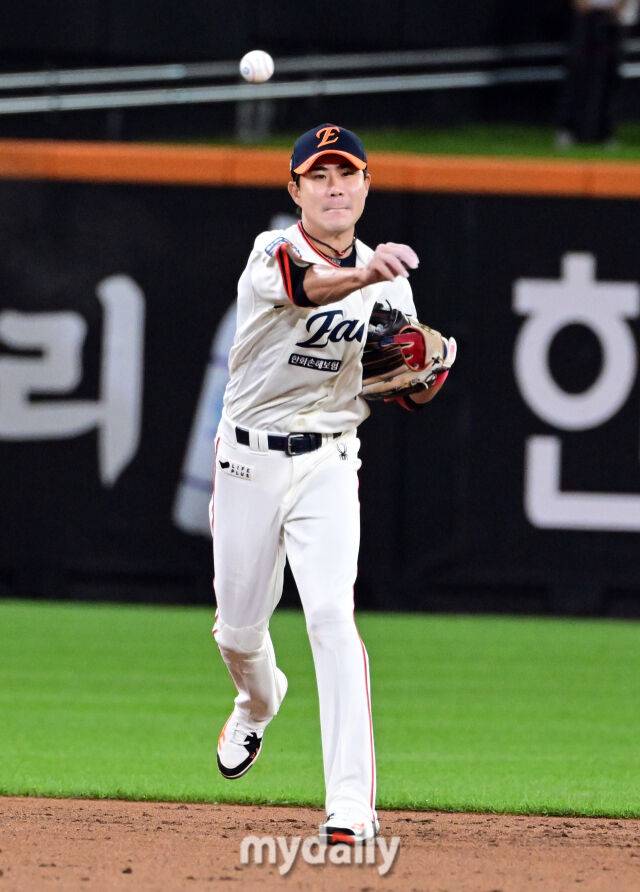 2025년 9월 26일 오후 대전 한화생명 볼파크에서 열린 '2025 신한 SOL뱅크 KBO 리그' LG 트윈스와 한화 이글스의 경기. 한화 유격수 심우준이 5회초 2사 2.3루서 LG 홍창기의 타구를 처리하고 있다./마이데일리