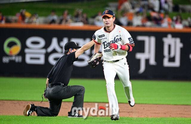 2025년 9월 26일 오후 대전 한화생명 볼파크에서 열린 '2025 신한 SOL뱅크 KBO 리그' LG 트윈스와 한화 이글스의 경기. 한화 유격수 심우준이 1회초 1사 1.2루서 LG 김현수의 유격수 직선타를 병살 수비로 연결한 뒤 더그아웃으로 들어가고 있다./마이데일리