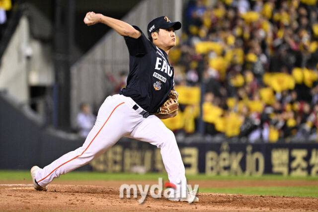 27일 서울 잠실야구장에서 열린 2025 신한 SOL 뱅크 KBO 한국시리즈 2차전' 한화 이글스와 LG 트윈스 경기. 한화 정우주가 8회말 교체되 마운드에 올라 힘차게 투구하고 있다./잠실=한혁승 기자 hanfoto@mydaily.co.kr