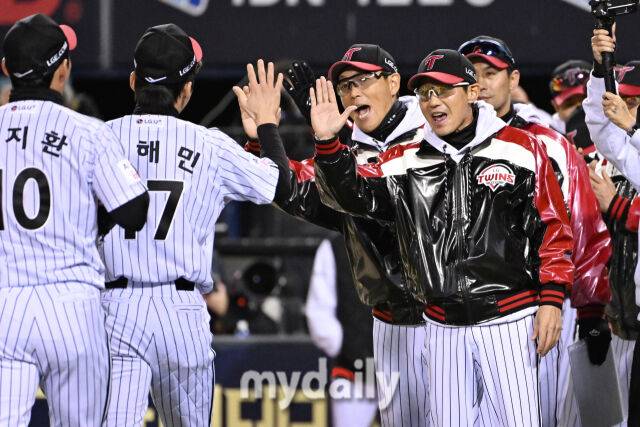 27일 서울 잠실야구장에서 열린 2025 신한 SOL 뱅크 KBO 한국시리즈 2차전' 한화 이글스와 LG 트윈스 경기. LG가 13-5로 한화에 승리했다. 염경엽 감독이 선수들과 기뻐하고 있다./마이데일리