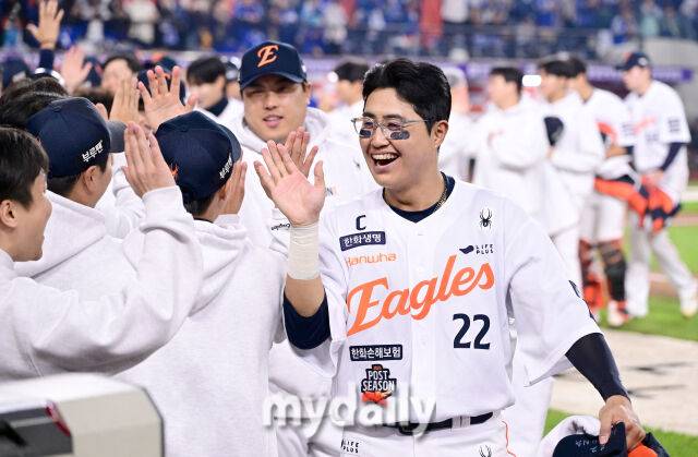 2025년 10월 24일 오후 대전한화생명볼파크에서 열린 '2025 신한 SOL BANK KBO 포스트 시즌' 삼성 라이온즈와 한화 이글스의 플레이오프(PO) 5차전 경기한화 채은성이 11-2로 승리하며 한국시리즈 진출을 확정한 뒤 기뻐하고 있다./마이데일리