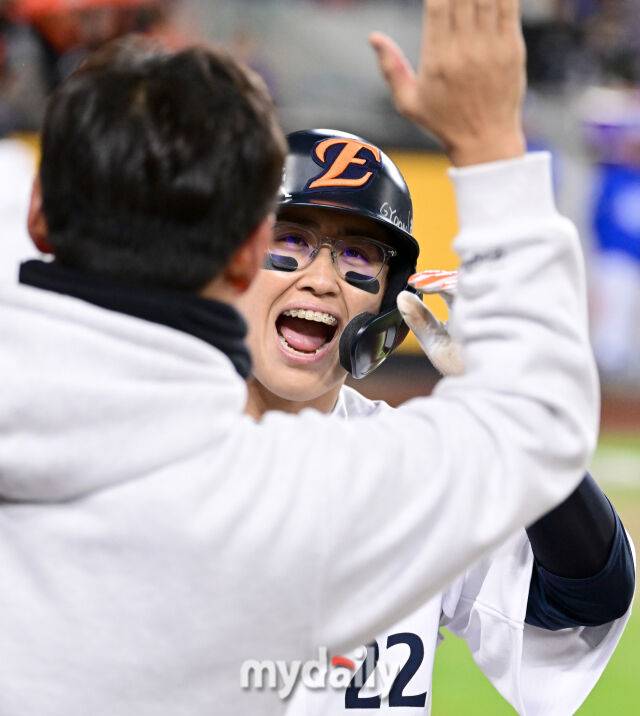 2025년 10월 24일 오후 대전한화생명볼파크에서 열린 '2025 신한 SOL BANK KBO 포스트 시즌' 삼성 라이온즈와 한화 이글스의 플레이오프(PO) 5차전 경기한화 3루 주자 채은성이 3회말 2사 3루서 김태연의 유격수 땅볼 때 삼성 유격수 이재현의 송구으로 홈을 밟은 뒤 기뻐하고 있다./마이데일리