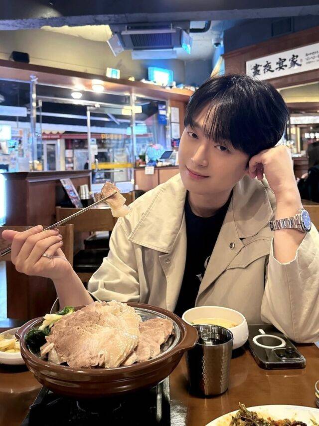 이찬원이 자신이 모델로 있는 보쌈집에 방문했다. / 이찬원 인스타그램