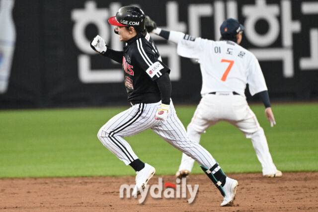 29일 대전 한화생명 볼파크 야구장에서 열린 '2025 신한 SOL 뱅크 KBO 한국시리즈 3차전' LG 트윈스와 한화 이글스 경기. LG 신민재가 3회초 2사 1루에 동점 적시를 친 후 3루로 주루하고 있다./대전=한혁승 기자