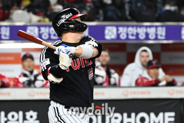 29일 대전 한화생명 볼파크 야구장에서 열린 '2025 신한 SOL 뱅크 KBO 한국시리즈 3차전' LG 트윈스와 한화 이글스 경기. LG 김현수가 타격을 하고 있다./대전=한혁승 기자