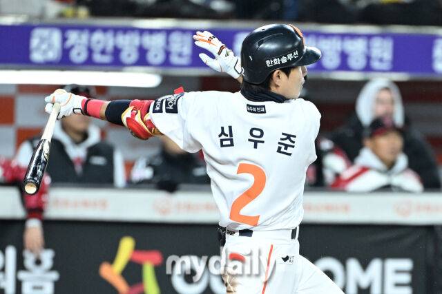 29일 대전 한화생명 볼파크 야구장에서 열린 '2025 신한 SOL 뱅크 KBO 한국시리즈 3차전' LG 트윈스와 한화 이글스 경기. 한화 심우준이 8회말 2사 만루에 2타점 역전 2타점 2루타를 치고 있다./대전=한혁승 기자
