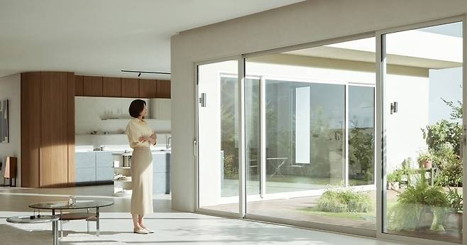 LX하우시스의 ‘LX Z:IN 창호 뷰프레임’ 광고 이미지. [LX하우시스 제공]