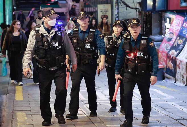 10·29 이태원 참사 3주기를 앞둔 지난 24일 서울 용산구 이태원 세계음식문화의 거리 일대에서 서울경찰 기동순찰대원들이 핼러윈 데이를 앞두고 다중밀집 예방 순찰을 하고 있다. [연합]