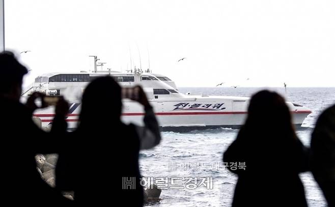 1995년 8월15일 광복절에 맞춰 포항-울릉 항로에 취항한 썬플라워호가 2020년 2월 28일, 25년간의 항해를 마무리 하며 울릉도를 떠나자 주민들은 사진을찍고 손을 흔들며 아쉬워 했다(사진=김성권 기자)